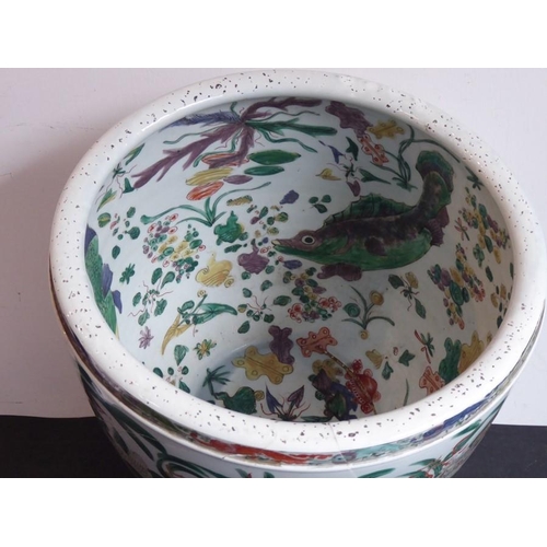 86 - A large early 19th century (circa 1800) Chinese porcelain fish bowl (probably Jiaqing period); the b... 