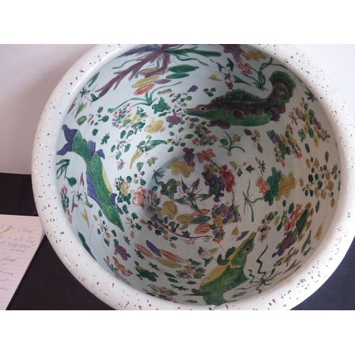 86 - A large early 19th century (circa 1800) Chinese porcelain fish bowl (probably Jiaqing period); the b... 