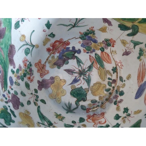 86 - A large early 19th century (circa 1800) Chinese porcelain fish bowl (probably Jiaqing period); the b... 