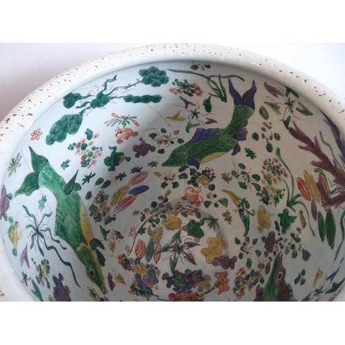 86 - A large early 19th century (circa 1800) Chinese porcelain fish bowl (probably Jiaqing period); the b... 