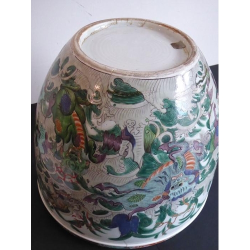 86 - A large early 19th century (circa 1800) Chinese porcelain fish bowl (probably Jiaqing period); the b... 