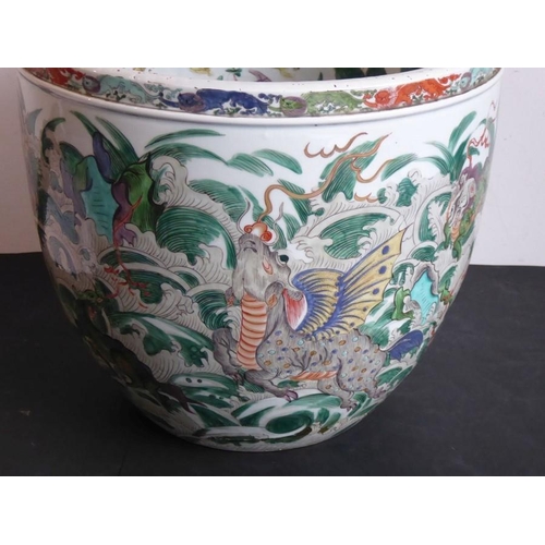 86 - A large early 19th century (circa 1800) Chinese porcelain fish bowl (probably Jiaqing period); the b... 