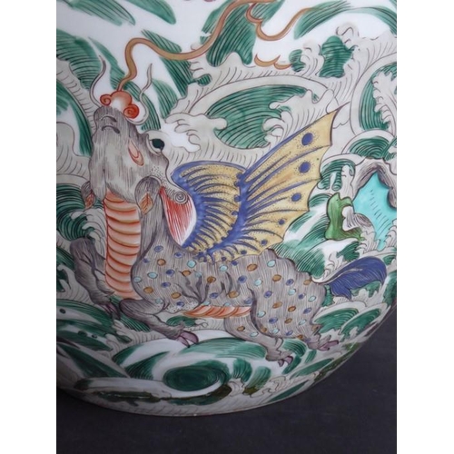 86 - A large early 19th century (circa 1800) Chinese porcelain fish bowl (probably Jiaqing period); the b... 