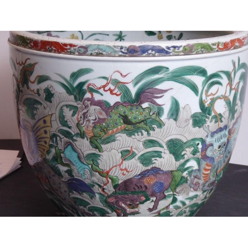 86 - A large early 19th century (circa 1800) Chinese porcelain fish bowl (probably Jiaqing period); the b... 