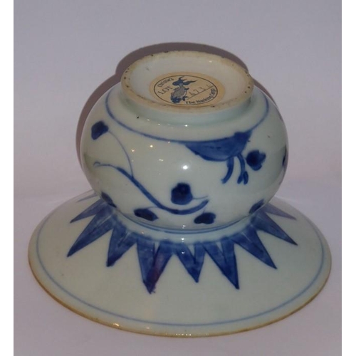 87 - The Nanking Cargo circa 1752, a porcelain spittoon with large spreading top, concentric circles abov... 