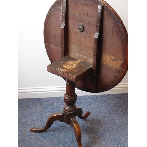 886 - An early 19th century circular oak and dog tooth banded tilt-top occasional table; turned stem with ... 