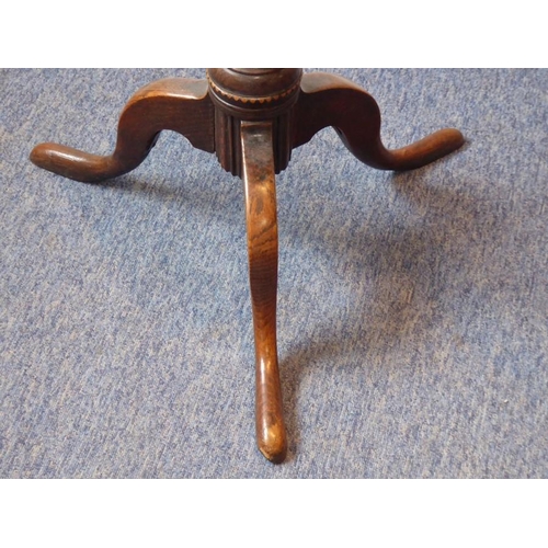 886 - An early 19th century circular oak and dog tooth banded tilt-top occasional table; turned stem with ... 