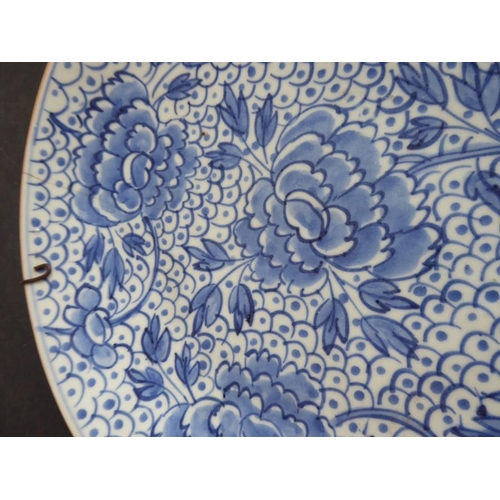 90 - A late 17th/early 18th century circular Chinese porcelain dish; decorated in underglaze blue with pe... 