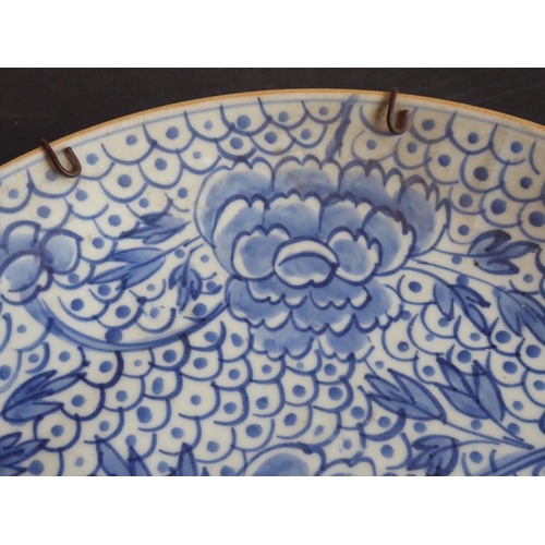 90 - A late 17th/early 18th century circular Chinese porcelain dish; decorated in underglaze blue with pe... 