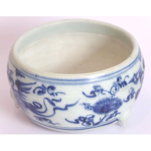 94 - A Yuan Dynasty blue and white Chinese three-footed porcelain censer decorated with three phoenix (on... 