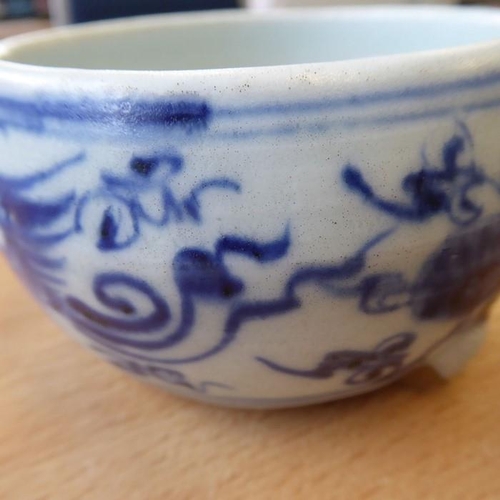 94 - A Yuan Dynasty blue and white Chinese three-footed porcelain censer decorated with three phoenix (on... 