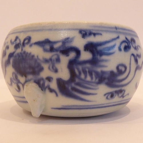 94 - A Yuan Dynasty blue and white Chinese three-footed porcelain censer decorated with three phoenix (on... 