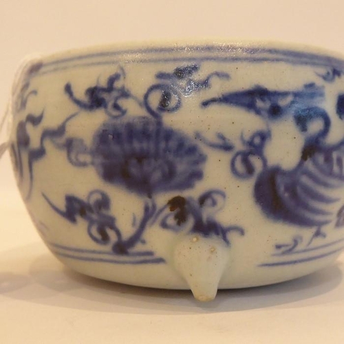 94 - A Yuan Dynasty blue and white Chinese three-footed porcelain censer decorated with three phoenix (on... 