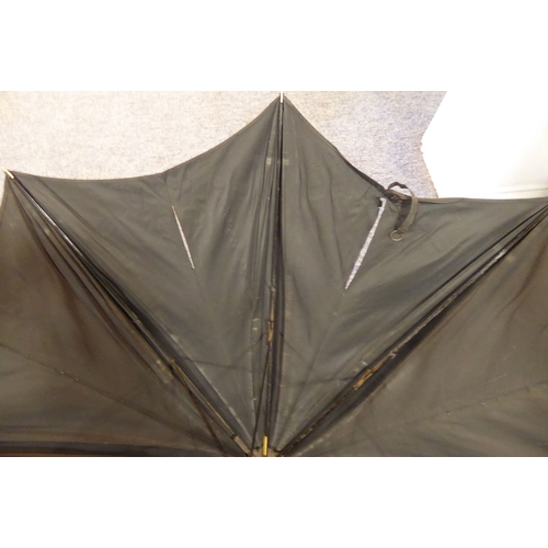 560 - A mid 20th century 9 carat yellow gold mounted and leather handled (as crocodile skin) umbrella; the... 