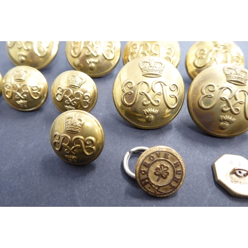 440 - 16 brass Grenadier Guards tunic buttons (8 large and 8 small) and a sewn Grenadier Guards badge (box... 