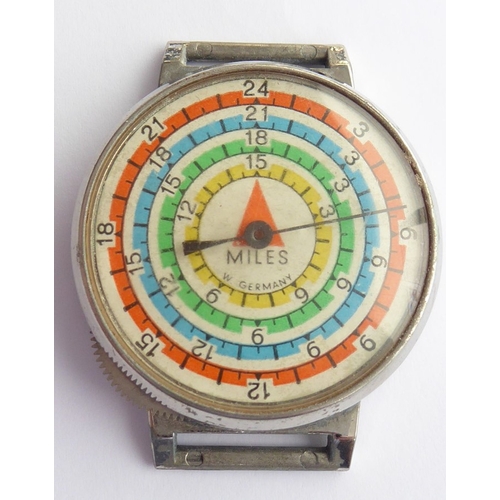 526 - A wrist-worn distance ranger finder, circa 1950s/1960s (possibly for American military use?) (4cm di... 