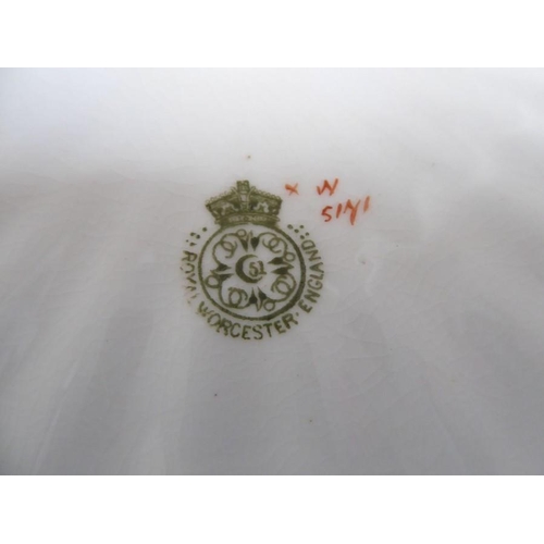 24 - A good selection of fine quality ornamental ceramics and bijouterie; to include ceramic boxes and an... 