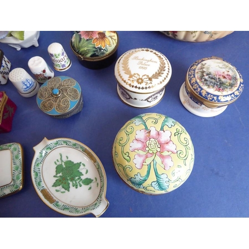 24 - A good selection of fine quality ornamental ceramics and bijouterie; to include ceramic boxes and an... 