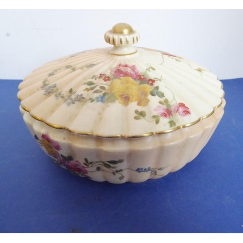 24 - A good selection of fine quality ornamental ceramics and bijouterie; to include ceramic boxes and an... 