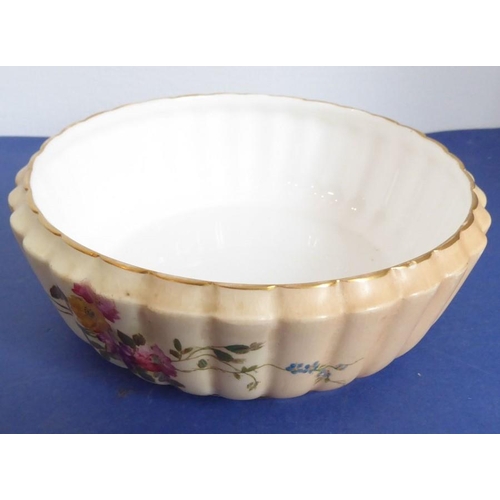 24 - A good selection of fine quality ornamental ceramics and bijouterie; to include ceramic boxes and an... 