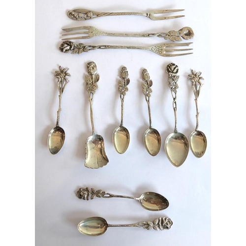 199 - A selection of mostly early 20th century hallmarked silver flatware to include serving spoons, teasp... 