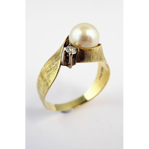 218 - A 14-carat gold pearl and diamond ring