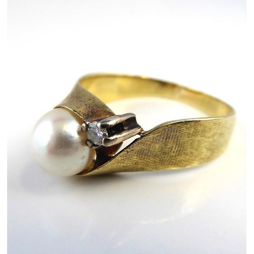 218 - A 14-carat gold pearl and diamond ring