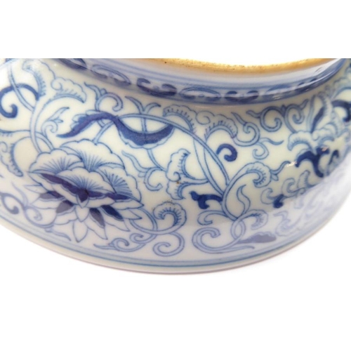 22 - A circular Chinese porcelain blue-and-white dish; six-character mark of Daoguang and of the period, ... 