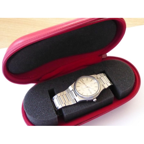 290 - A gentleman's steel-cased Omega Seamaster Quartz wristwatch; the signed silver dial with baton marke... 