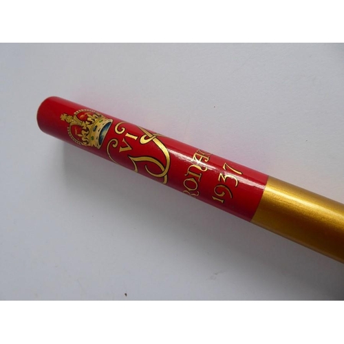 319 - An usual George VI gold and red painted staff officer's baton relating to the 1937 Coronation (53.5c... 