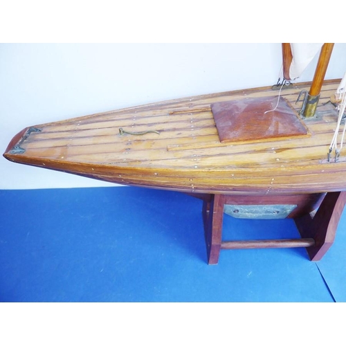 400 - A fine early to mid-20th century six-sail custom-built pond yacht on stand; complete with £530 recei... 