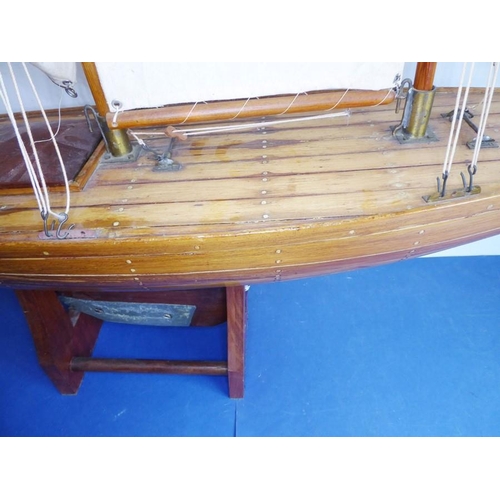 400 - A fine early to mid-20th century six-sail custom-built pond yacht on stand; complete with £530 recei... 