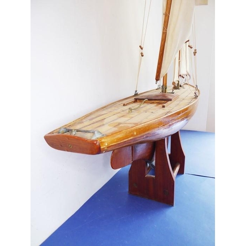 400 - A fine early to mid-20th century six-sail custom-built pond yacht on stand; complete with £530 recei... 