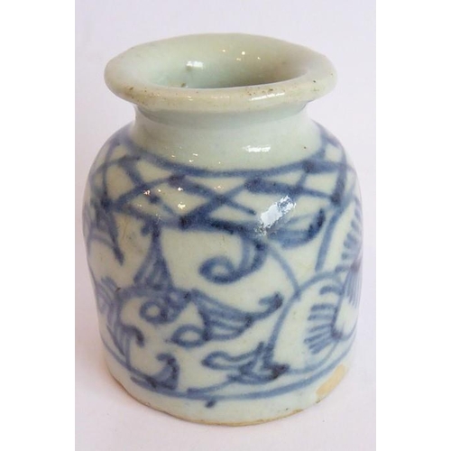 46 - A late 18th/early19th century Chinese porcelain brush washer of cylindrical form; the everting lip a... 