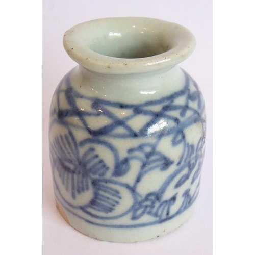 46 - A late 18th/early19th century Chinese porcelain brush washer of cylindrical form; the everting lip a... 