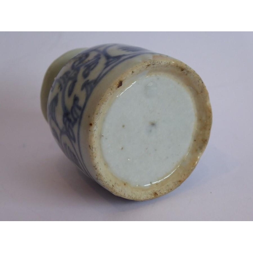 46 - A late 18th/early19th century Chinese porcelain brush washer of cylindrical form; the everting lip a... 