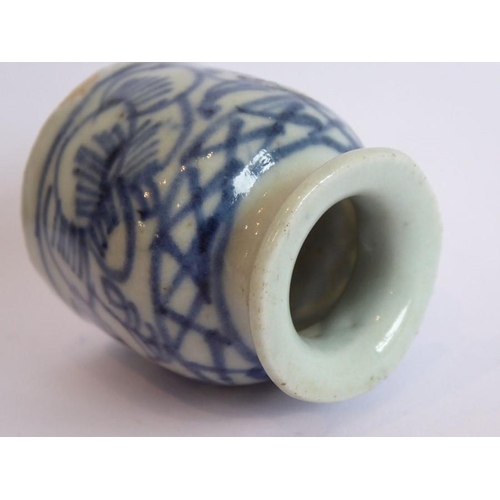 46 - A late 18th/early19th century Chinese porcelain brush washer of cylindrical form; the everting lip a... 