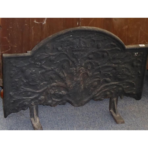 90A - A circa 1720 freestanding cast-iron fire back