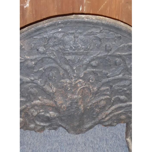 90A - A circa 1720 freestanding cast-iron fire back