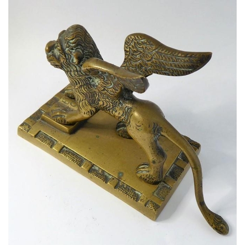 93 - Bronze and brass Grand Tour style souvenirs including patinated bronze of a discus thrower, a patina... 