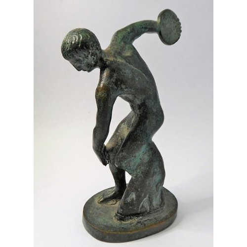 93 - Bronze and brass Grand Tour style souvenirs including patinated bronze of a discus thrower, a patina... 