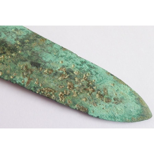 112 - Chinese Warring States period (c. 475 BC - 221 BC); a rare dagger blade and handle of dark patinatio... 