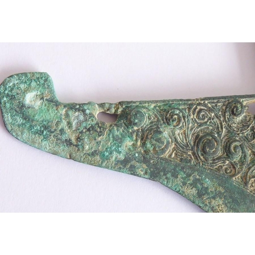 112 - Chinese Warring States period (c. 475 BC - 221 BC); a rare dagger blade and handle of dark patinatio... 