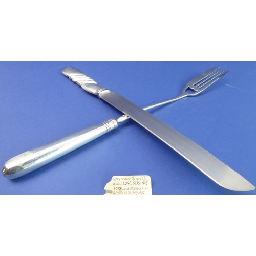 111 - An early 19th century George III period rare hallmarked silver long serving fork of very fine qualit... 