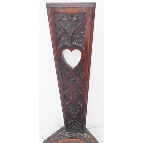 338 - An early 20th century carved oak Welsh spinning stool, the vertical upright with a heart motif (90cm... 