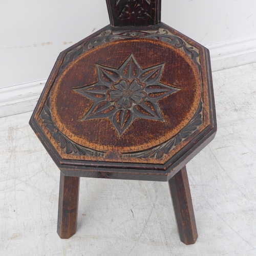 338 - An early 20th century carved oak Welsh spinning stool, the vertical upright with a heart motif (90cm... 