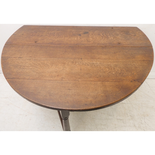 387 - An 18th century oval oak gateleg table: the well-figured top with medullary rays above a plain friez... 