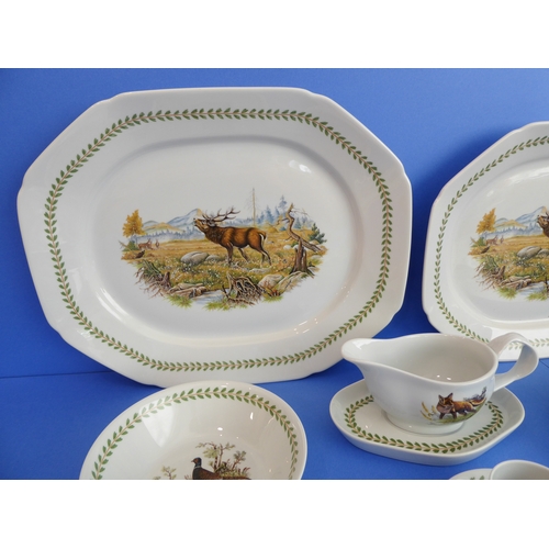 48 - A 120-piece Vista Alegre dinner service:
 Plates - 21 x 26 cm, 22 x 21.5 cm, 21 x 18 cm and 9 x 14 c... 