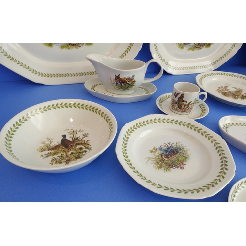 48 - A 120-piece Vista Alegre dinner service:
 Plates - 21 x 26 cm, 22 x 21.5 cm, 21 x 18 cm and 9 x 14 c... 