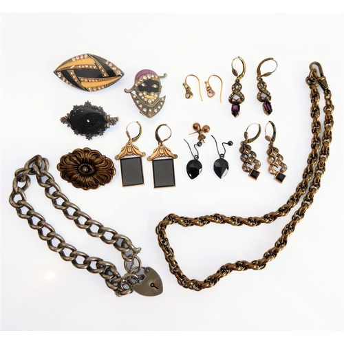 146 - An interesting selection of costume jewellery to include Art Deco style brooches, earrings, an Alber... 